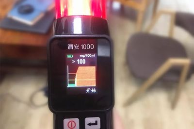 震惊实验结果 便携式酒精测试仪远超预期的精确度与使用陷阱